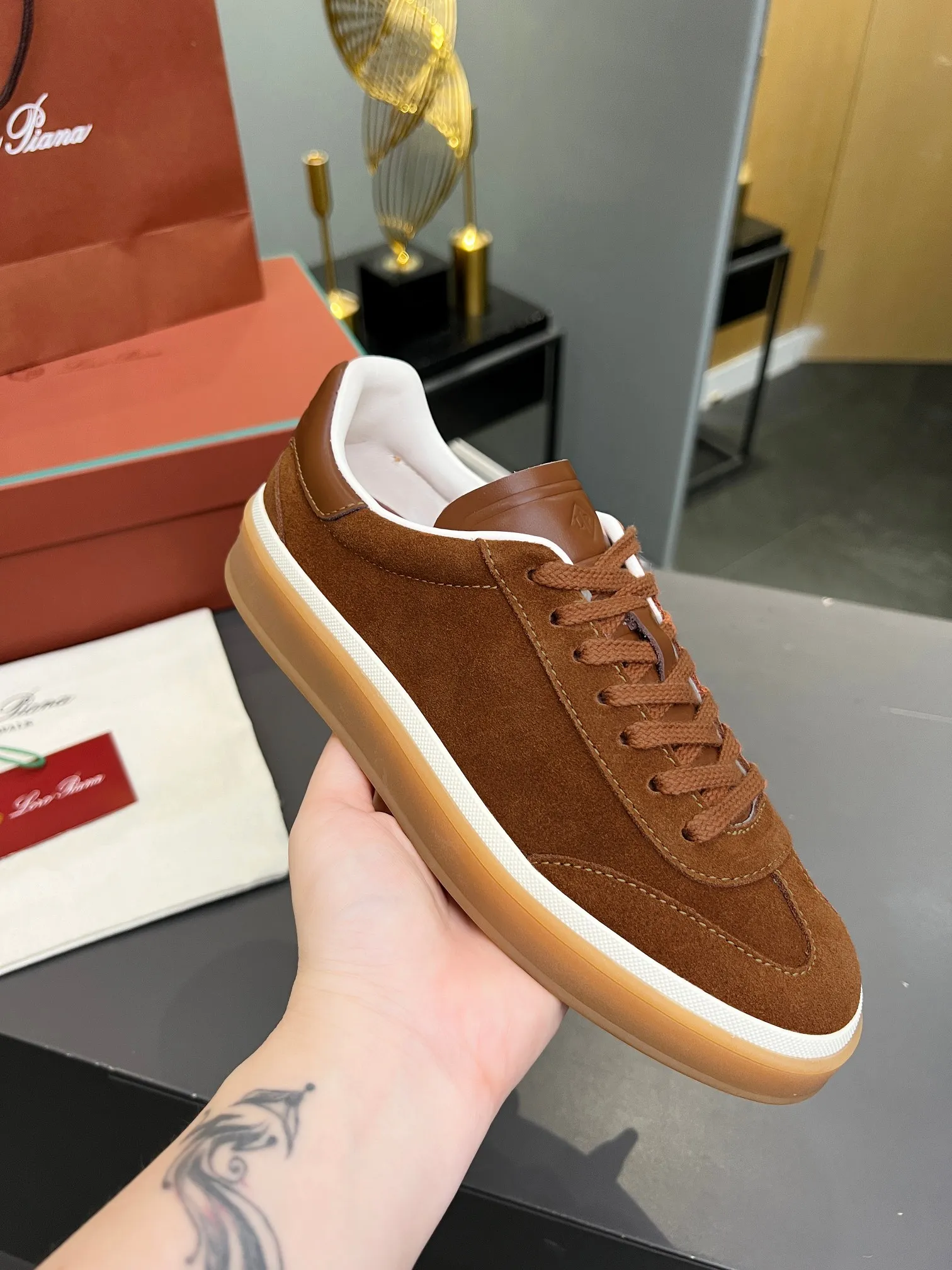 Factory price: 580💰Purchase level, high version🦅⛳️ Italy [Loro men's shoes💰iana] Tennis walk series L men's shoes💰Couple moral training shoes casual sports shoes sneakers🎁🎁 Original purchase development and production This new suede tennis shoe adopts an ultra-low design, suitable for wearing all year round👫👫 The wrapped sole creates an effortlessly attractive color combination that harmoniously blends functionality with understated style, making it the ideal shoe for urban wear. Soft calfskin tongue with Kummel color insert at the heel, embossed L Men's shoes 💰 Logo Cotton lace upper, cowhide suede sole Rubber-lined calfskin ✦ Upper: imported first-layer cowhide ➕ Customized original cowhide ✦ Lining: cowhide lining ➕ Cow leather insole ✦ Sole: Original open-molded T men's shoe 💰R ultra-lightweight outsole ✦Packaging: Original full set of packaging ✦Female size: 35--40, ✦Male size: 39--44, customized 45